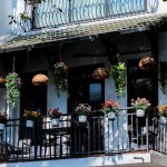 Zamień zacieniony balkon w zieloną oazę: sprytne triki, rośliny cieniolubne i przytulny klimat