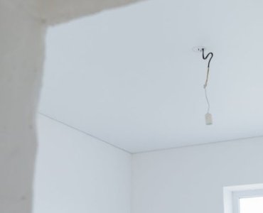 Pożegnaj pęknięcia: jak odzyskać idealnie równy sufit – sprawdzony plan działania