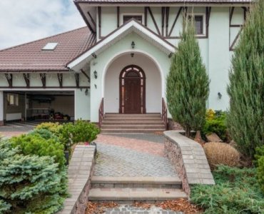 Zielony pas powitalny przy podjeździe: rośliny, oświetlenie i triki na efekt WOW