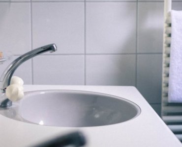 Koniec z przeciekami: wymiana syfonu w umywalce w 30 minut – prościej, niż myślisz