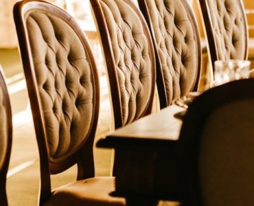 Perfekcyjny duet w jadalni: 9 zestawień krzeseł z prostokątnym stołem, które zawsze się sprawdzają