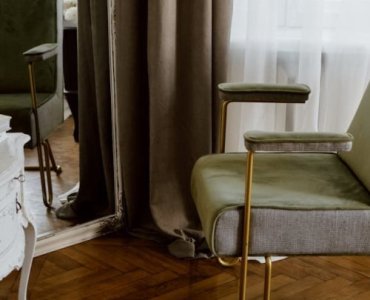 Od karmelu po espresso: dodatki, które wydobędą urok brązowego wnętrza